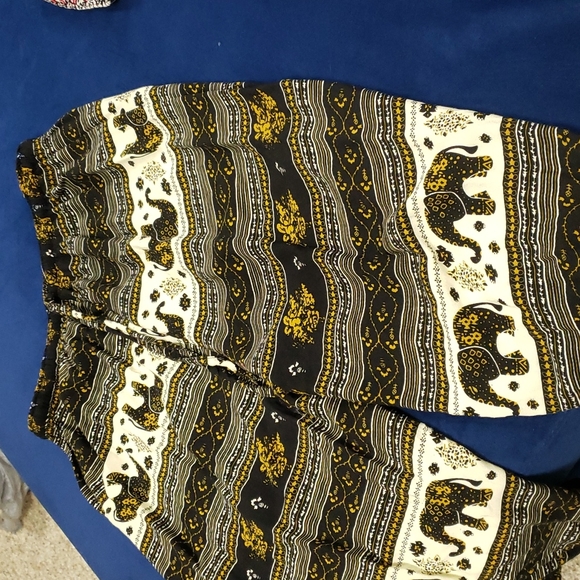 Cutest capri length elephant flowy pants.  Size small/medium. - Picture 3 of 3